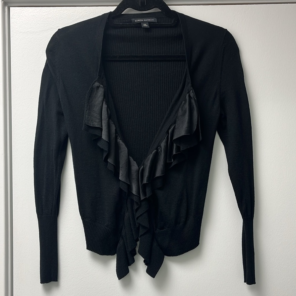 Banana Republic women’s black long sleeve ruffle shrug size xs